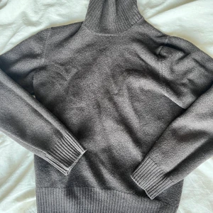 Grå polo tröja  - Bra skick. Säljer pågrund av för liten för mig. 