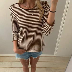 Randig tröja - En superfin brun vit randig tröja! Med små guld detaljer. Från Massimo Dutti