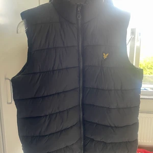 Lyle & scott väst - Säljer min lyle and scott väst så den är för liten. 12-13 år, tänker 150kr för denna. 