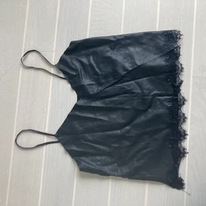 Bershka Leather Black Top - This leather black top has a pretty detail, and it is from Bershka.