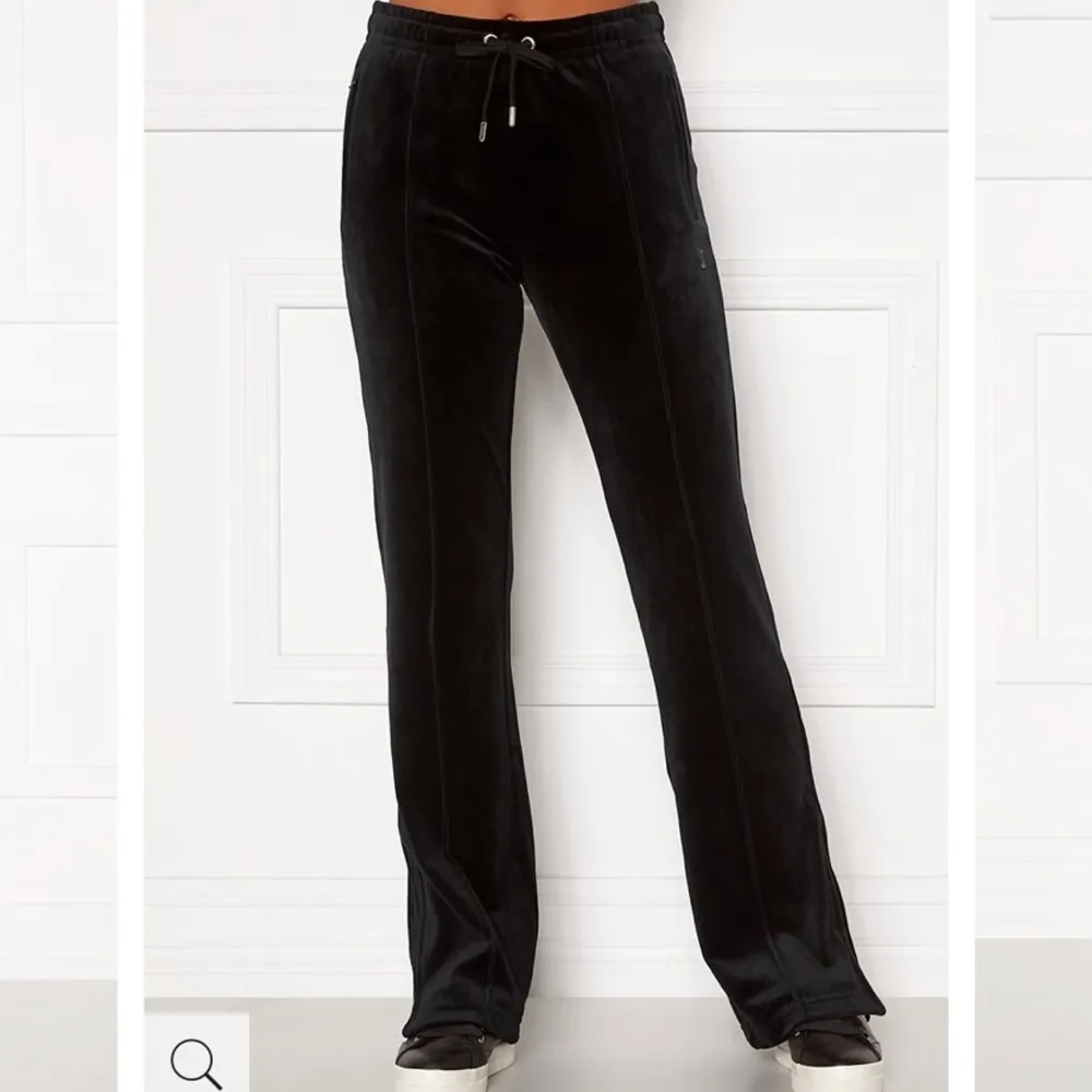 Säljer dessa ROSA juicybyxorna. De svarta är bara för att visa hur de ser ut! ❤️ kan bjuda på frakt vid snabb affär . Jeans & Byxor.
