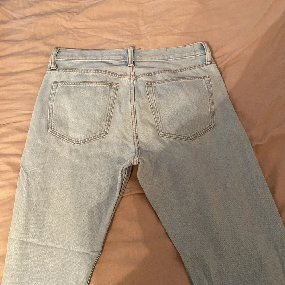 Säljer dessa low waist light washed jeans från Hm, använda ett fåtal gånger men de passar tyvärr inte längre. Jeansen passar S-M, 165-170cm. Nypris: 399kr, säljer dem för 150kr. Dm vid frågor🤍. Jeans & Byxor.