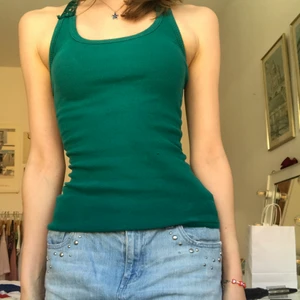 Linne - Grönt linne med fint mönster på ryggen🍀