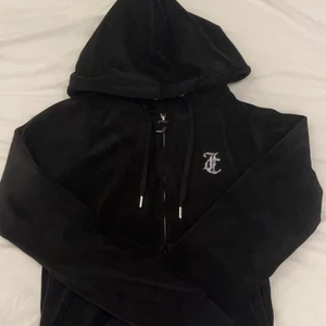 Juicy couture  - Säljer denna juicy couture koftan i svart med juicy på ryggen! Den är använd men fortfarnde i bra skick skriv privat om du vill ha fler bilder! Säljer då den aldrig kommer till användning längre!💕