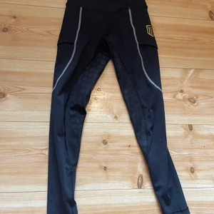 Maya Delorez ridbyxor⭐️ - Säljer mina Maya Delorez ridbyxor då jag inte rider längre. Dem är i jätte fint skick. Kan gå ned i pris vid snabba affär❤️