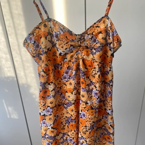 Klänning hm - Fin blommig klänning från hm