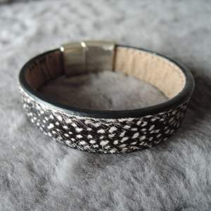 Snö of Sweden armband med stilren design säljes. Leopard mönstrat med hårstrån och silverfärgad stängning blir en otroligt snygg detalj till alla outfits. Helt oanvänd, i nyskick. Frakt tillkommer 💜