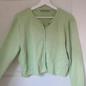 Supersnygg neongrön kofta/tröja från Zara, sparsamt använd! 💓