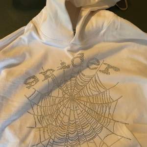 Slutsåld vit Young Thug’s Spider worldwide(SP5DER) hoodie, helt ny och väldigt sällsynt, passar unisex, (kan gå ner i pris vid snabb affär).  
