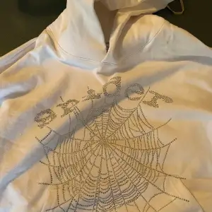 Slutsåld vit Young Thug’s Spider worldwide(SP5DER) hoodie, helt ny och väldigt sällsynt, passar unisex, (kan gå ner i pris vid snabb affär).  
