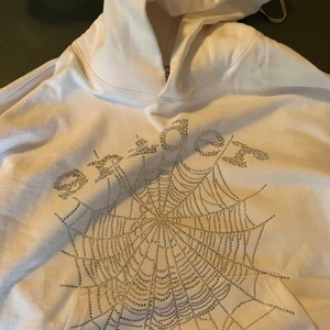 SPIDER WORLDWIDE WHITE RHINESTONE HOODIE av Young Thug - Slutsåld vit Young Thug’s Spider worldwide(SP5DER) hoodie, helt ny och väldigt sällsynt, passar unisex, (kan gå ner i pris vid snabb affär).  