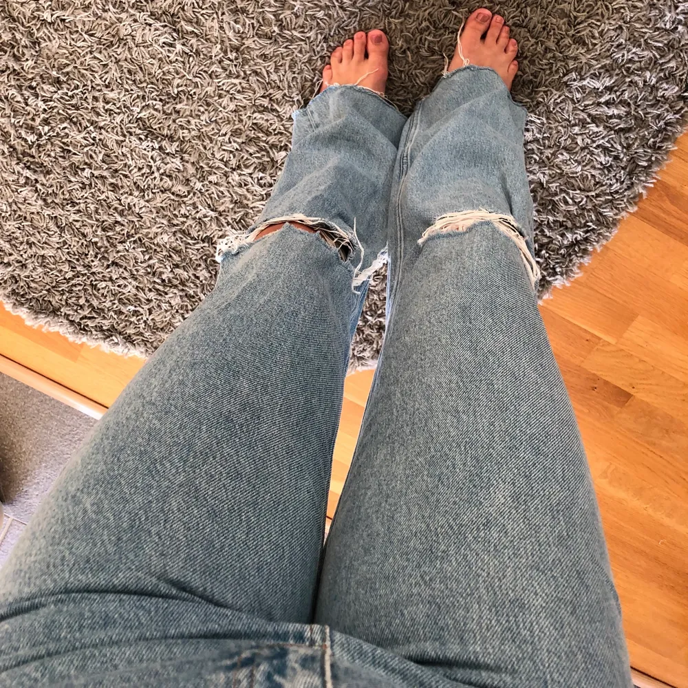 Jeans från zara med hål på knäna. I toppskick. Jeans & Byxor.