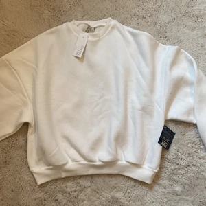 Sweatshirt - En helt oanvänd sweatshirt ifrån Nelly i storlek XS, köptes för 349kr och säljer för 250kr + frakt som köparen står för.