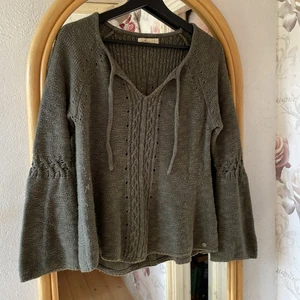 Stickad tröja grön  - En mörk grön stickad tröja från Hollister i storlek S men passar nog även XS