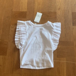 Zara volang topp - Denna jättefina och trendiga toppen stressköpte jag på ett besök i Stockholm som jag då råkat köpa fel storlek. Den är storlek L och helt oanvänd då jag bara testat den en gång 💓