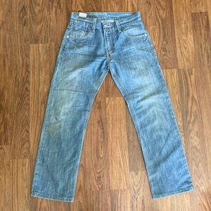 Levi’s Jeans - Skitsnygga Levis jeans m flappocket på baksidan, för små o säljer därför, kom m frågor o buda på!