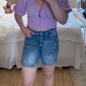 Jeansshorts  - Jättesköna lite längre jeansshorts nu till sommaren 