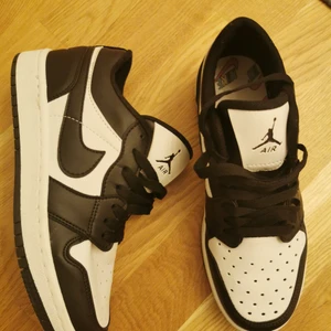 Nikeskor o nytt begagnat skick  - Skorna är som nya har endast använt 1 gång säljer pga för små De är i storlek 38. Skriv om du ör intresserad priset kan diskuteras