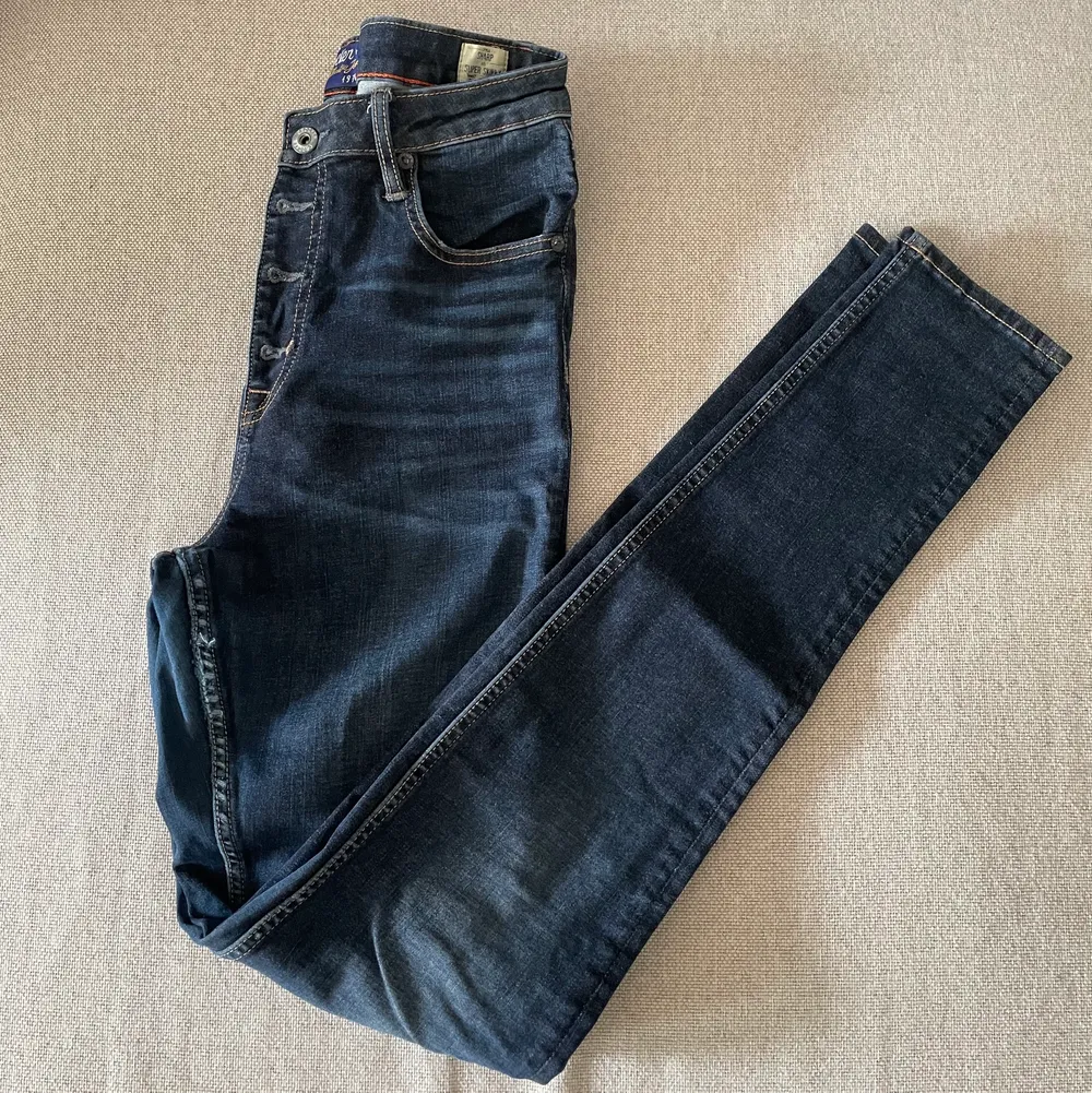 Är i väldigt bra skick, i längd 32! Finns att hämta i Järfälla och postar även. Köparen står för frakten (spårbar frakt 66kr)🌺. Jeans & Byxor.