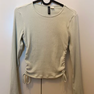Långärmad tröja - Denna ribbade tröjan är skön och stretchig, fin passform. Har använt den några gånger så den är i fint skick, säljer för att den inte används längre🤍