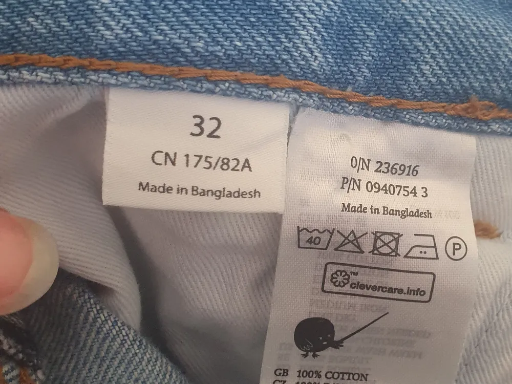 Två-färgade jeans i storlek 32 från Monki. Använda ett fåtal gånger. Frakten ingår i priset.. Jeans & Byxor.
