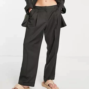 Gråa kostymbyxor i oversized fit  - Helt nya, gråa kostymbyxor i oversized fit från Topshop, storlek 36. Dessa är slutsålda på alla hemsidor just nu 🥰 Lappen sitter fortfarande kvar!