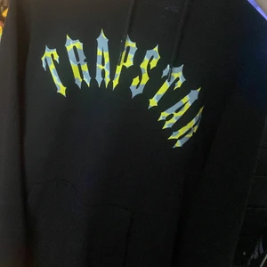 Trapstarx Central Cee hoodie  - Trapstarx central cee collab hoodie storlek M säljer jag då jag nu känner jag inte har så stor användning av den! För fler bilder eller frågor skicka pm.