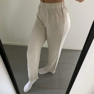 Beige linnebyxor  - Aldrig använda, passar storlek S. Bra i längden på någon som är 150-165 cm 