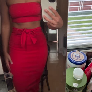 2 piece set - Röd bandeu topp och en lång kjol som man knyter