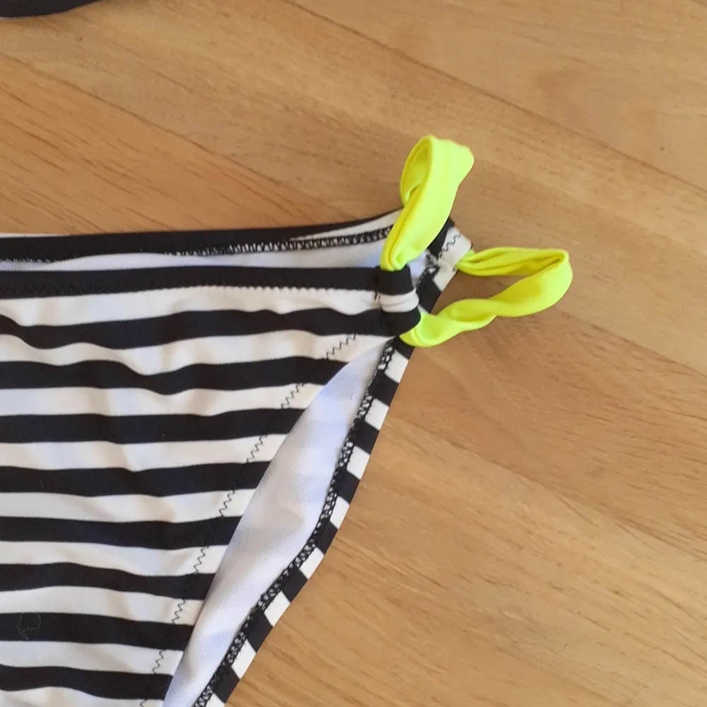 Snyggt bikini set 2 överdelar å 1 par bikini nederdel. Vadderade kupor Avtagbara band på bägge överdelarna. Övrigt.