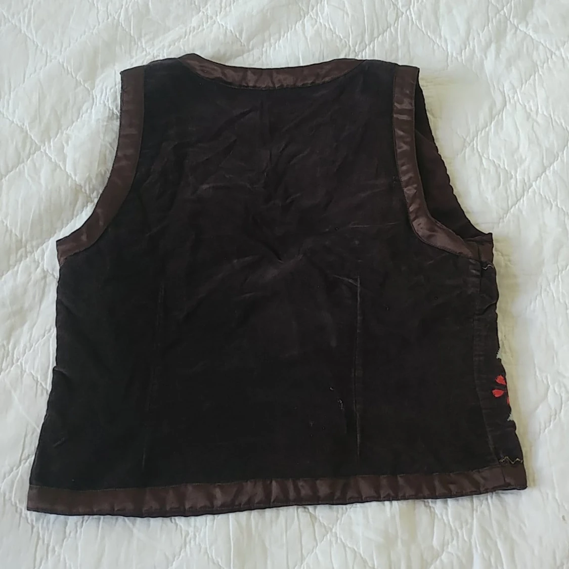 Vacker broderad mockaväst - 90