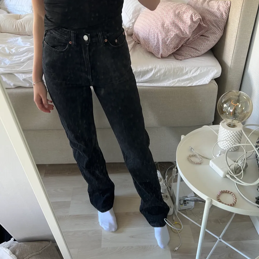 Väldigt fina weekday jeans i modellen rowe som tyvärr inte sitter så bra på mig längee , storlek 24:32 , säljer för 150 + frakt 💓💓💓. Jeans & Byxor.