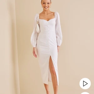 Vit klänning Nelly, Storlek 38 - Fin klänning köpt inför studenten men har hittat bättre alternativ för mig nu. Storlek 38. Originalpris 799kr. Aldrig använd