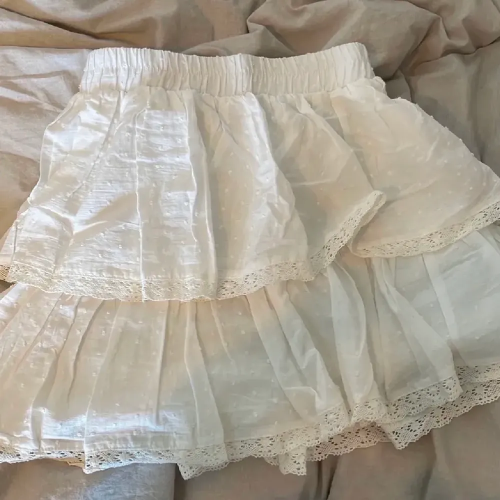 Säljer min byanastasia kjol som inte längre säljs 🤍 storlek S och i super skick!. Kjolar.