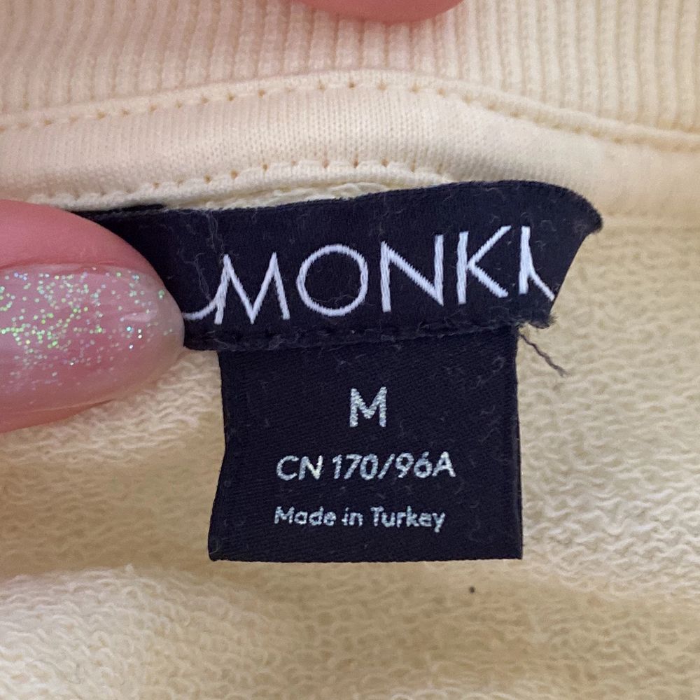 En gul sweatshirt från Monki som jag bara använt några få gånger. Bra skick i storlek M. Köparen står för frakten, skriv om du har nån fråga :). Huvtröjor & Träningströjor.