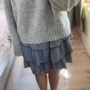 Perfektaaa kjolen till sommaren!! Köpte på zara för ungefär 2 år sedan men är fortfarande i bra skick💞💞