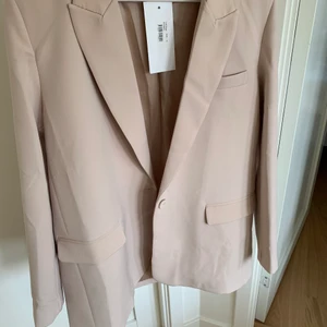 Beige kavaj - Supersnygg oversized kavaj. Har aldrig använt den, lappen sitter kvar. Köpt för 700kr, köparen står för frakten