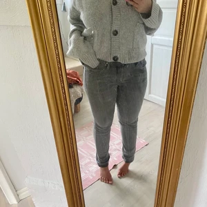 Grå levis jeans - Grå levis jeans med ett fyrkantigt märke på vänstra framfickan, se 3dje bilden. W30L32