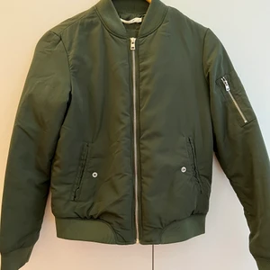 Grön bomberjacka - Grön bomberjacka i storlek s. 3 fickor.