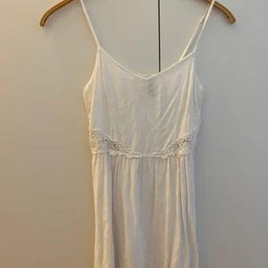 Söt sommarklänning  - Söt sommarklänning från Hm. Passar perfekt till student, konfirmation. Tunn i materialet.