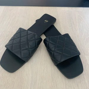 Snygga tofflor från h&m storlek 39 - Snygga tofflor från h&m. Nästintill oanvända i väldigt bra skick.