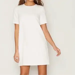 Så snygg och stilren vit klänning från Nelly! Perfekt till studenten eller sommaren. Kan mötas eller så står köparen för frakten 💗