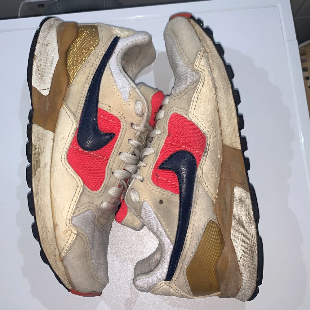 Säljer ett par vintage nike skor, dom heter Nike air pegasus OG 90s, dessa går inte att få tag på nån stans, dom är från 90 talet så de Kmr bli auktion på dessa 200kr o uppåt. Skor.