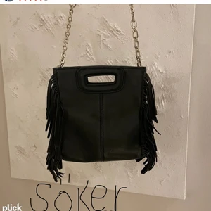 Söker, Maje väska Svart - Söker denna maje väska i storlek liten. Har frågat flera men ingen svarar eller har högt pris. Om ni har en sånhär väska som ni säljer kontakta mig. Min budget är 1000