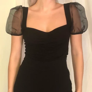 Söt body med puff-ärm - Svart body med söta ärmar. Använd fåtal gånger. 