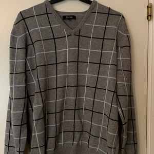 Rutig tröja - Rutig tjocktröja med v-rigning🐘