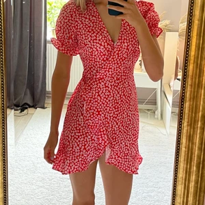 Röd sommarklänning - Klänning från chiquelle i storlek s men passar xs-m. Använd 2 ggr så i nyskick. 150kr+frakt!