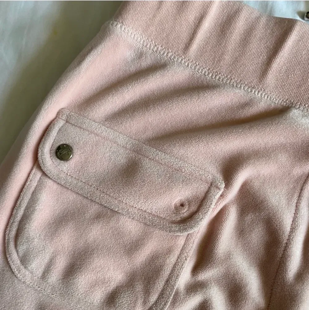 Lägger ut igen pga oseriösa köpare. Rosa juicy couture byxor som saknar en knapp, där av priset.❤️. Jeans & Byxor.