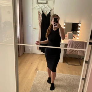 Klänning - En svart klänning från zara i storlek S, aldrig andvänd💕