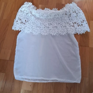 Tröja  - En blommig tröja som är perfekt för sommaren. 